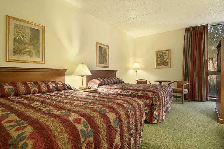 Bedroom 3, Magnuson Grand Hotel Maingate West, Osceola