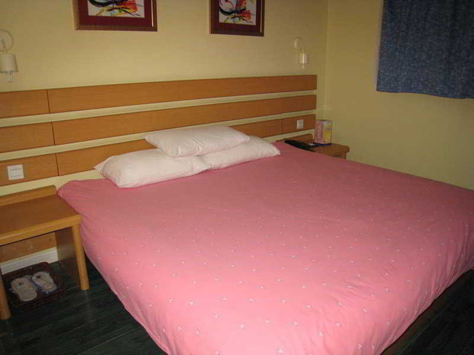 Bedroom 2, Home Inn Plus Shanghai Xujiahui, Shanghai