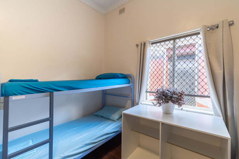 Bedroom 3, myOZexp Aberdeen Lodge - Hostel, Perth