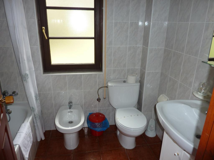 Bathroom 4, Benzua, Asturias
