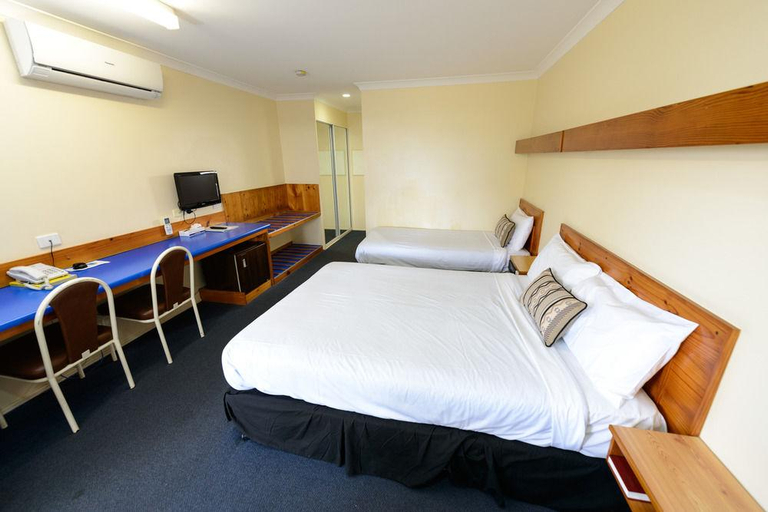 Bedroom 5, Smart Motels Bert Hinkler, Bundaberg
