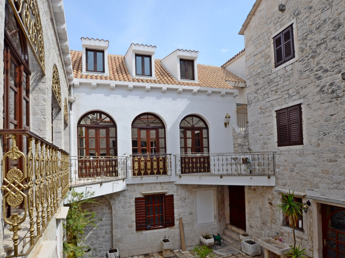 Exterior & Views 2, Palace Derossi, Trogir