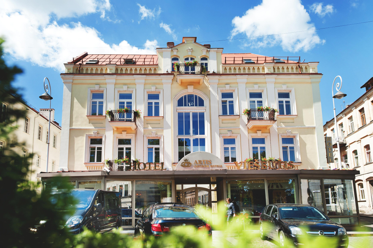 Exterior & Views