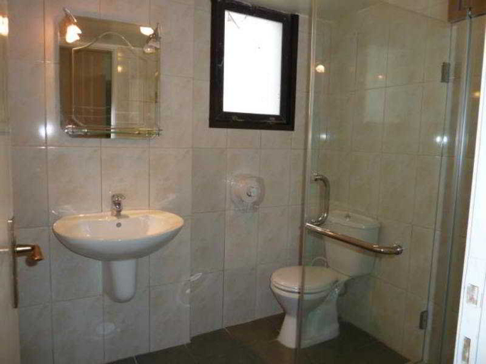Bathroom 4, Holiday Suites Hotel & Beach Resort, Kasrouane