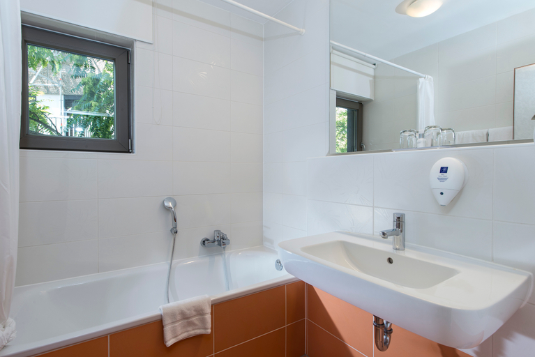 Bathroom 5, Tryp by Wyndham Frankfurt, Frankfurt am Main