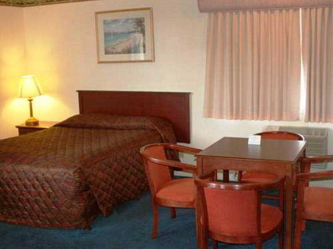 Bedroom 3, Courtesy Inn San Simeon, San Luis Obispo