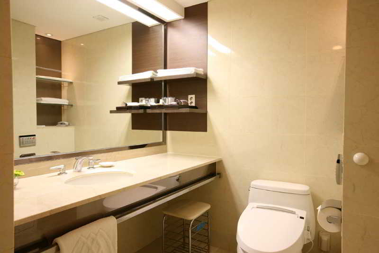 Bathroom 5, Suites Hotel Jeju, Seogwipo