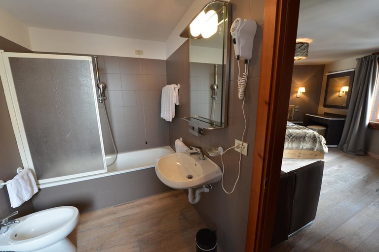 Bathroom 4, Grivola, Aosta