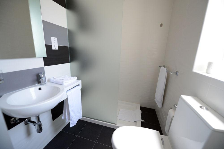 Bathroom, Day's Inn Hotel and Residence