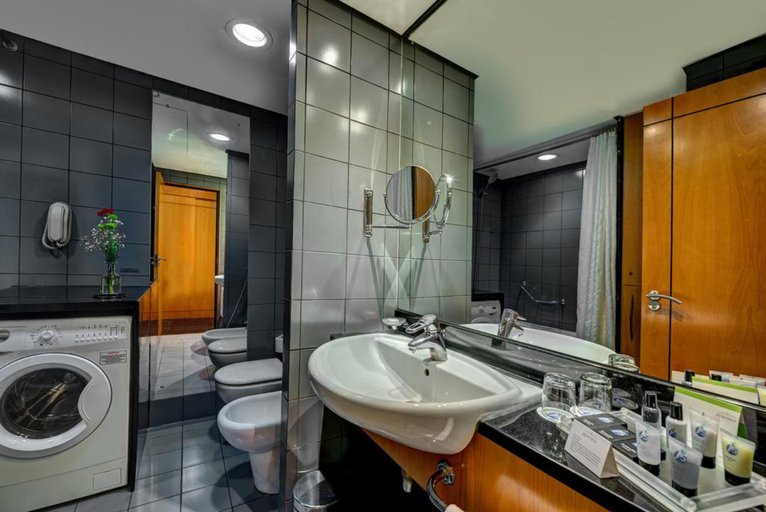 Bathroom 5, J5 Hotel Port Saeed (formerly Rihab Rotana), Dubai