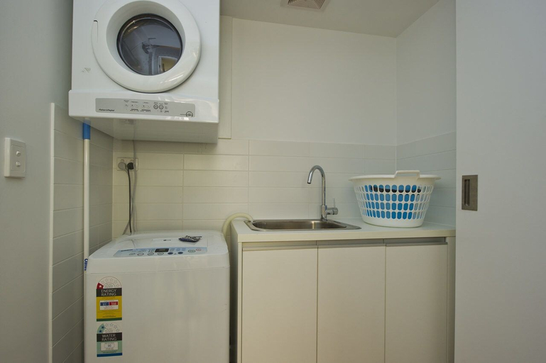 Bathroom 3, Maggies Beachfront Apt. 1, Magnetic Island
