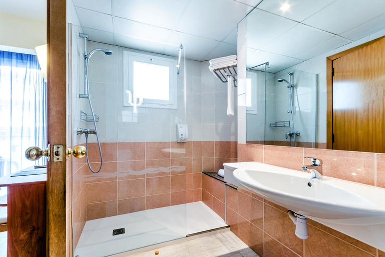 Bathroom 2, Hotel Mar Blau, Barcelona