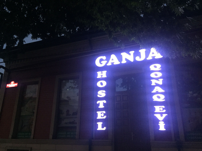 Ganja Hostel, Xanlar