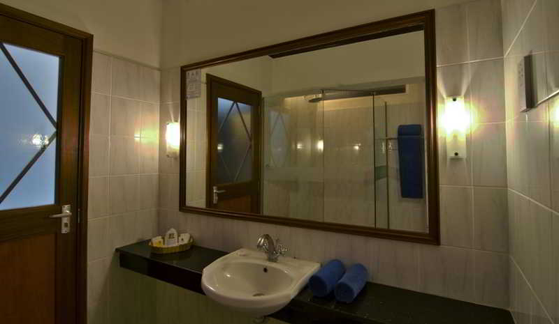 Bathroom 5, Sentrim Boulevard Hotel, Starehe