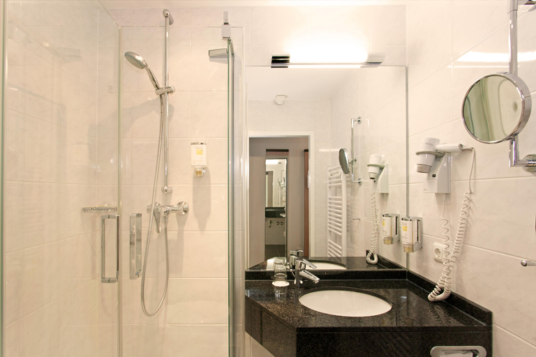 Bathroom 5, Top Hotel Hansa Wiesbaden, Wiesbaden