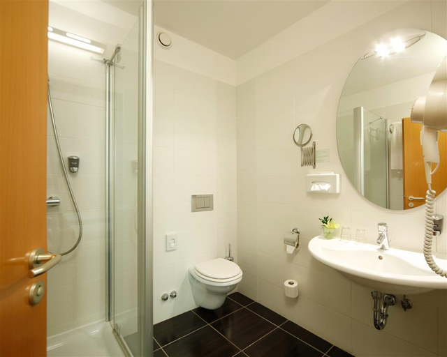 Bathroom 5, Ambra Hotel, Budapesti
