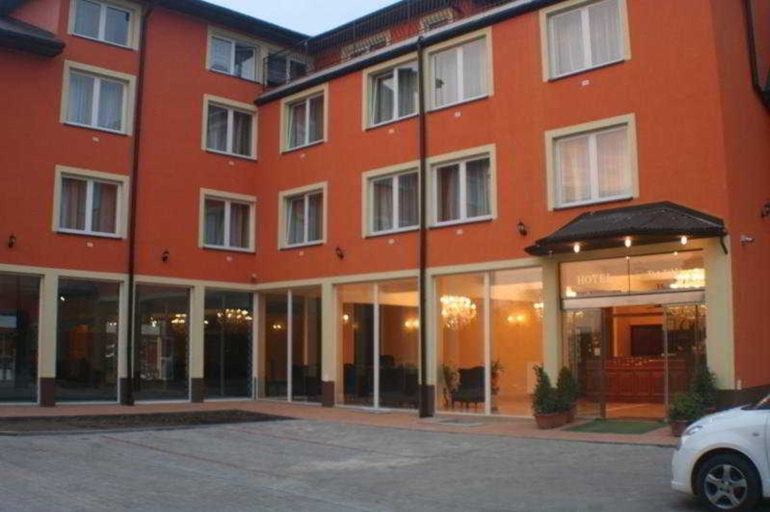 Exterior & Views