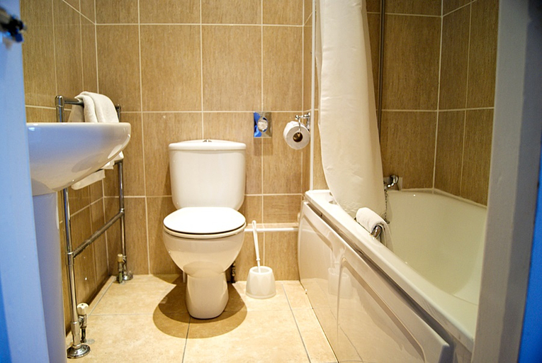 Bathroom 5, The Cumberland, Bournemouth