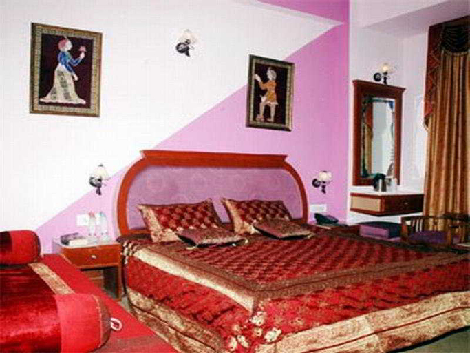 Bedroom 5, S.P.B. 87, West
