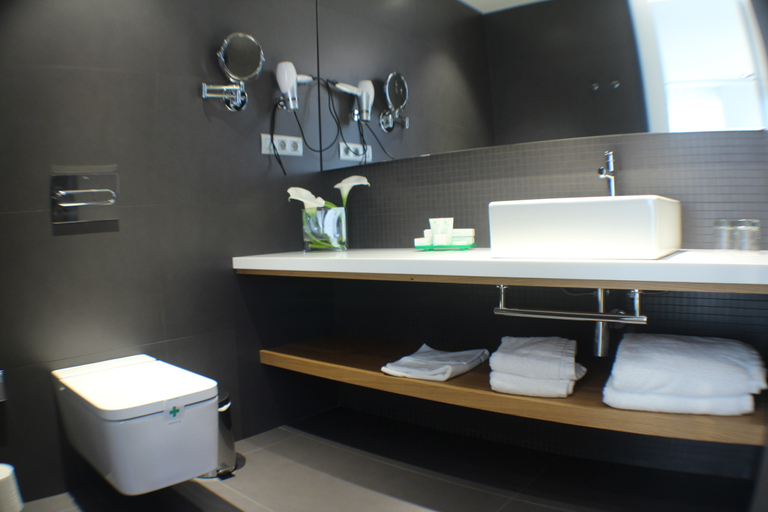 Bathroom 4, Hotel U Viveiro, Lugo