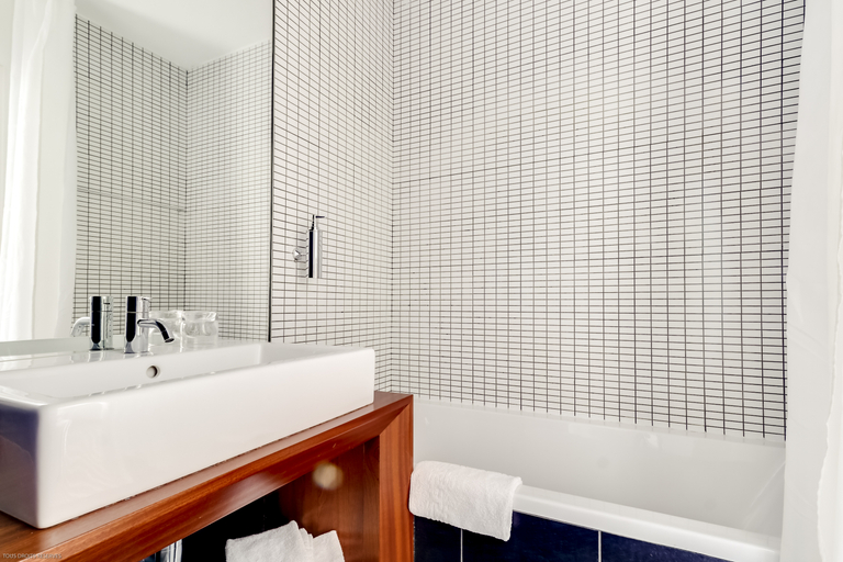 Bathroom 4, Amiral Nantes, Loire-Atlantique