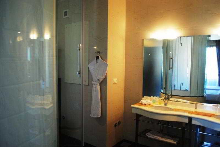 Bathroom 5, MidTown Hotel & Suites, Beirut