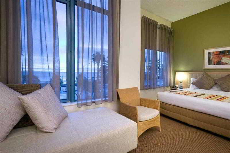 Bedroom 1, Novotel Melbourne St Kilda, Melbourne