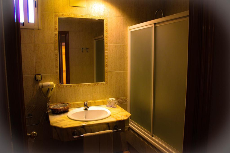 Bathroom 4, Hotel Salvador, Jaén