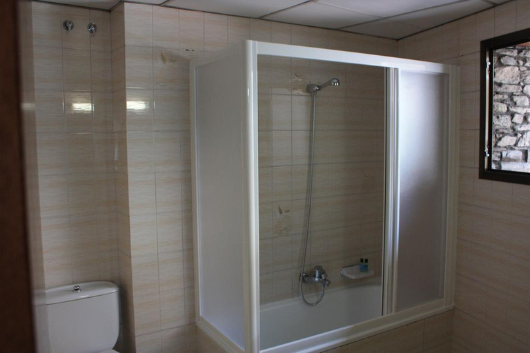 Bathroom 3, Les 7 Claus