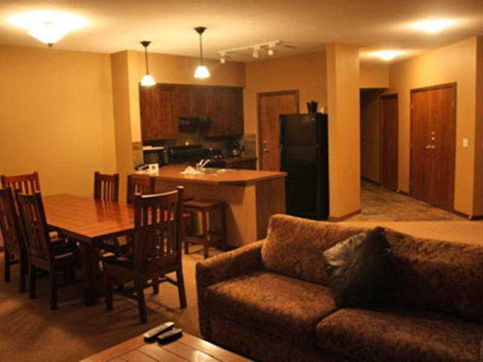 Bedroom 3, Glacier Mountaineer Lodge, Columbia-Shuswap