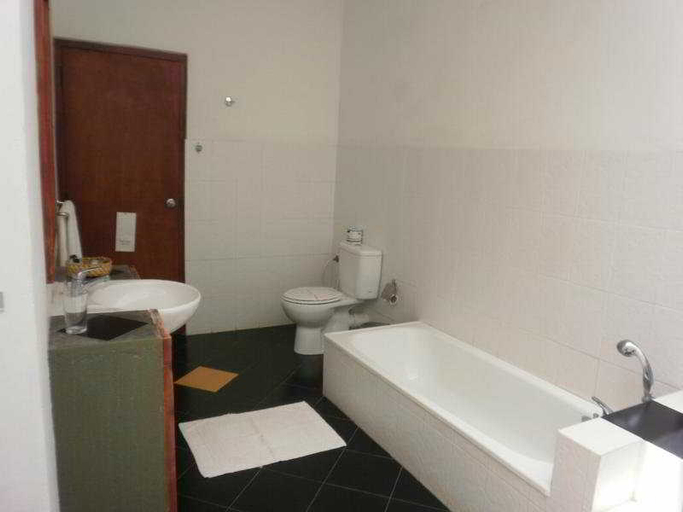 Bathroom, Kassapa Lion's Rock, Dambulla