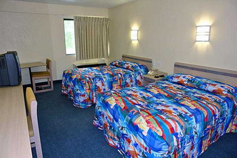 Bedroom 3, Motel 6 East Brunswick, Middlesex