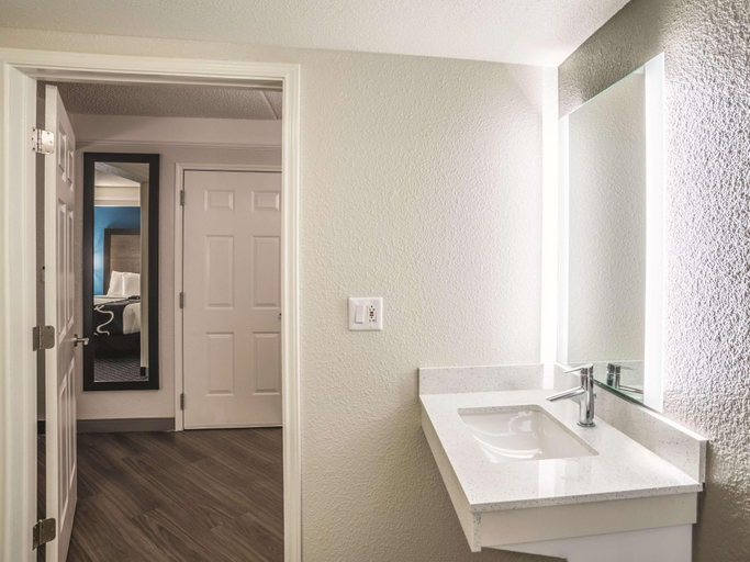 Bathroom 4, La Quinta Inn & Suites by Wyndham Phoenix Chandler, Maricopa