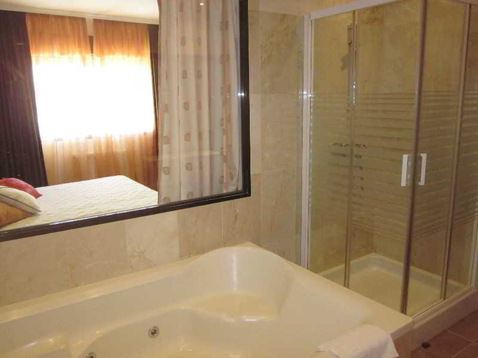 Bathroom 5, Mulhacen, Granada