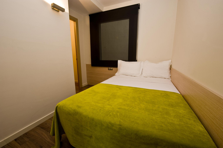 Bedroom 3, Casp 74, Barcelona