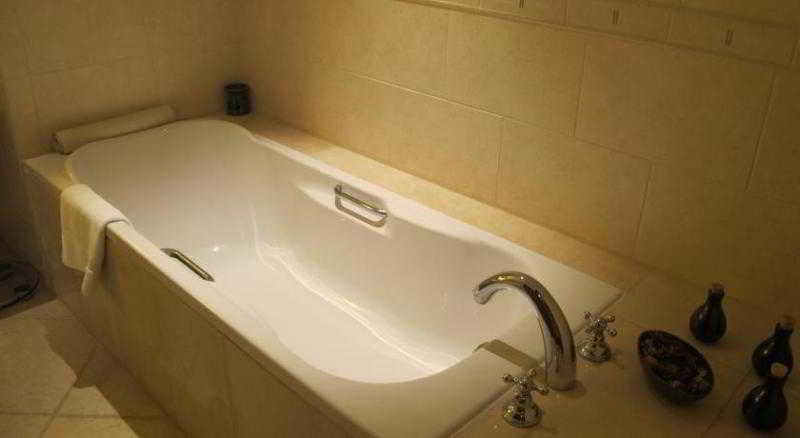 Bathroom, Anantara Desert Islands Resort & Spa