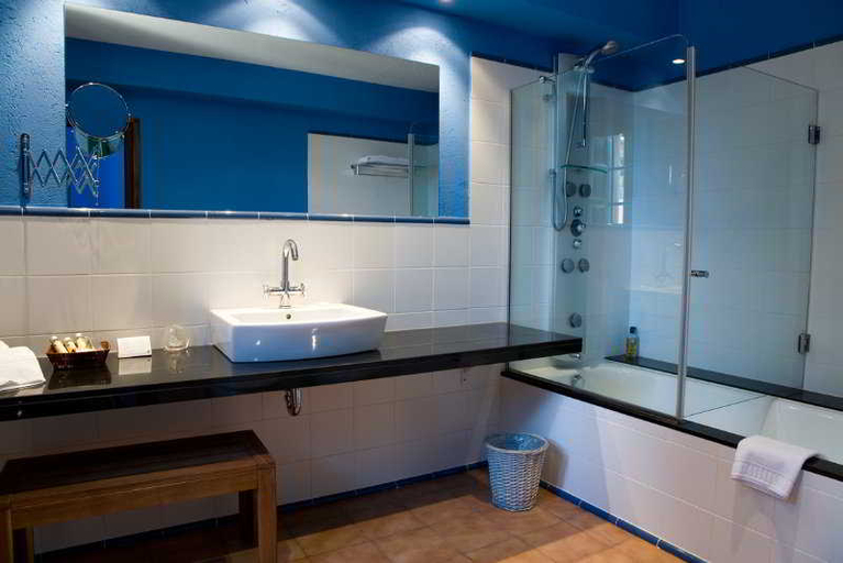 Bathroom, Hotel Restaurant & Spa Mas Ses Vinyes, Girona