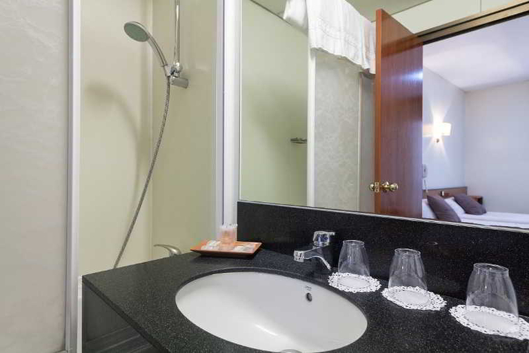 Bathroom 4, Condal, Barcelona