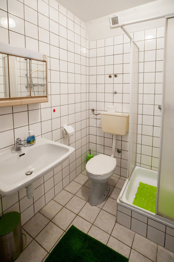 Bathroom 3, Friendly People's Guest House, Zadar