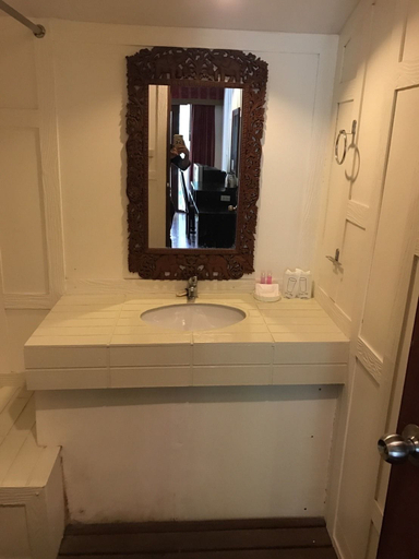 Bathroom 5, The Imperial Home Hotel, Lak Si