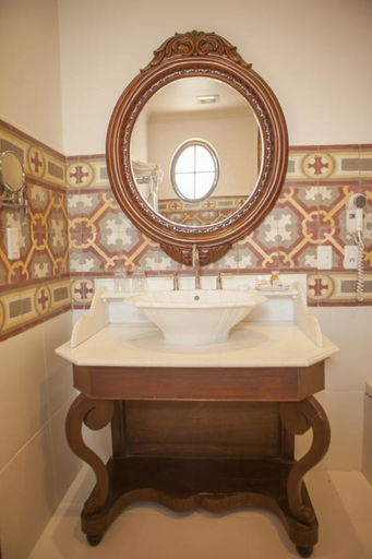 Bathroom, Parador Santa Maria La Real, Oropeza
