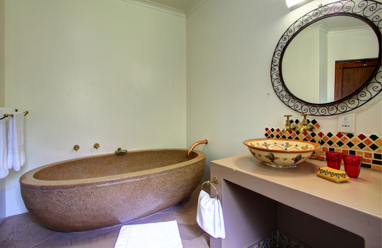 Bathroom 5, Far Hills Country Hotel, Eden