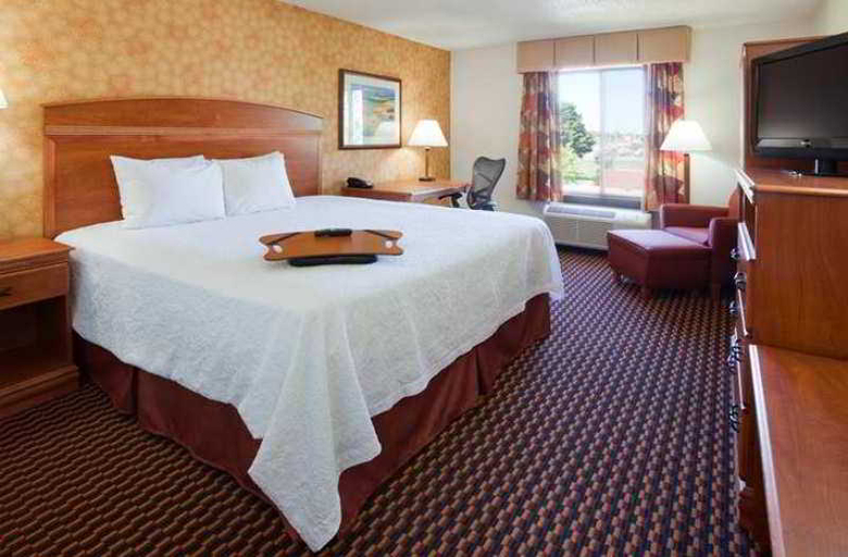 Bedroom 4, Hampton Inn Milwaukee-Airport, Milwaukee