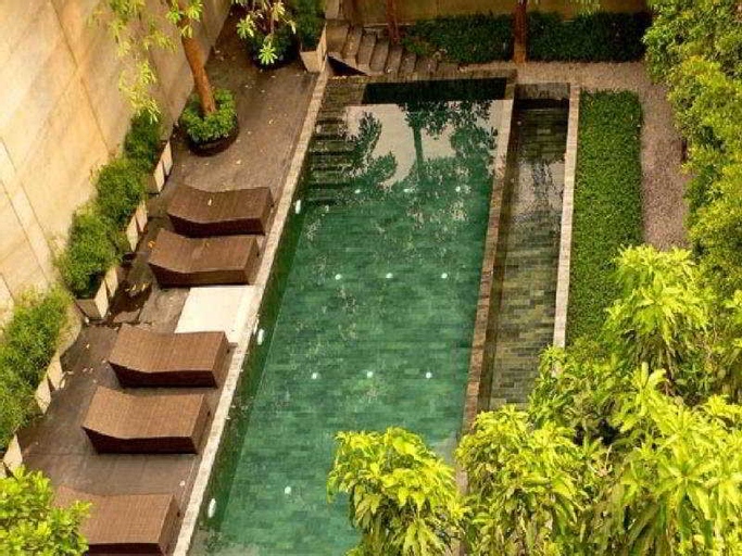 Exterior & Views 27