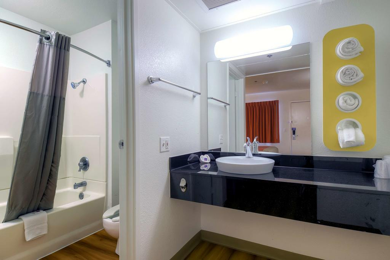Bathroom 4, Motel 6 Palm Springs Downtown, Riverside