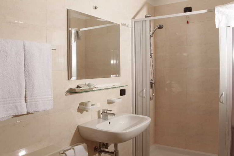 Bathroom 4, Hotel Club Bellavista, Foggia