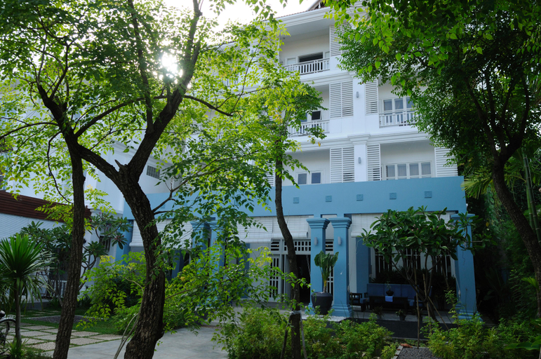 Exterior & Views
