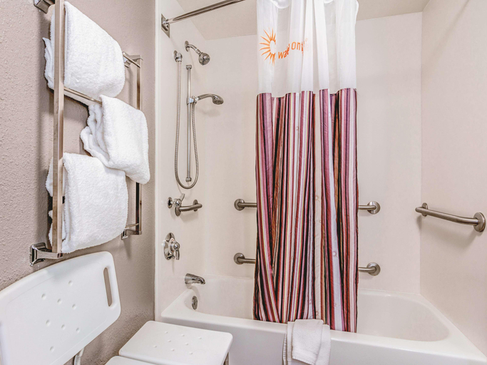 Bathroom 4, La Quinta Inn & Suites Bloomington West 2011, Hennepin
