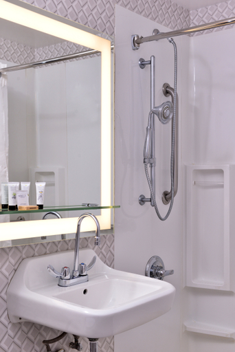 Bathroom 4, Red Lion Inn & Suites Brooklyn, New York