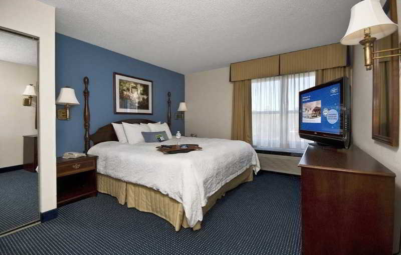 Bedroom 3, Hampton Inn & Suites Raleigh/Cary I-40 (PNC Arena), Wake